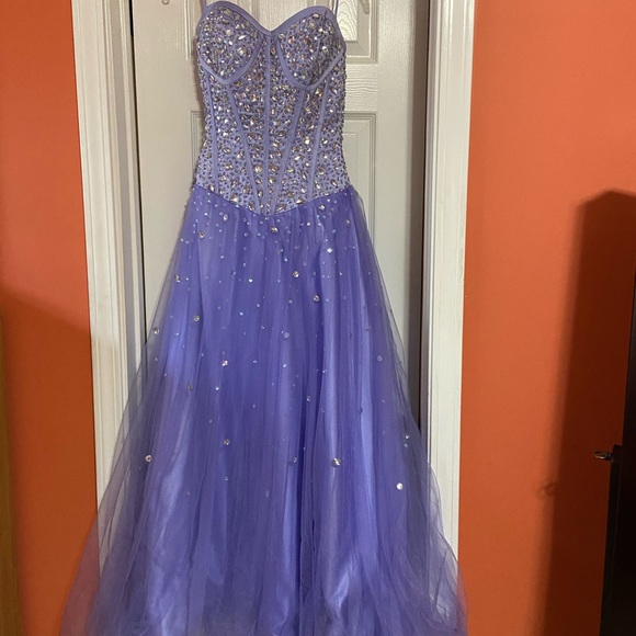 Dresses & Skirts - Gorgeous lilac prom dress Small